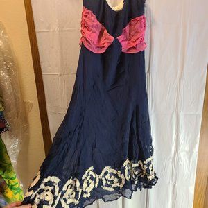 BCBGMAXAZARIA 100% SILK DRESS SIZE 2 EXTRA SOFT AND FLOWING  VERY LIGHT